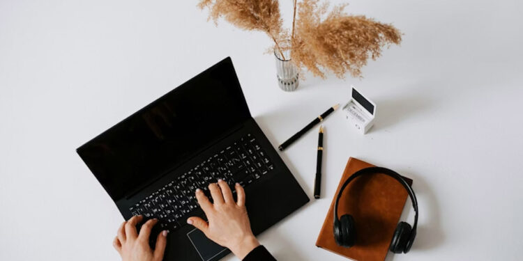 leahhannahbentley: How One Name Became a Symbol of Realness and Creativity Online