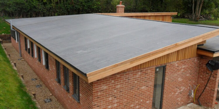 A Comparison of the Pros and Cons of a Flat Roof